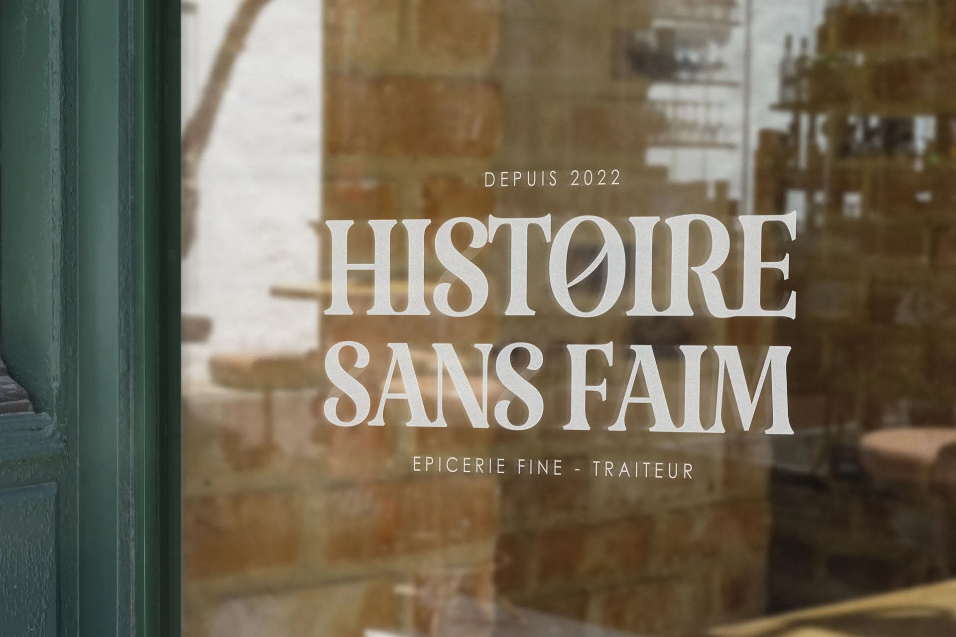 Logo et identité visuelle de l'épicerie fine Histoire Sans Faim, sur sa vitrine
